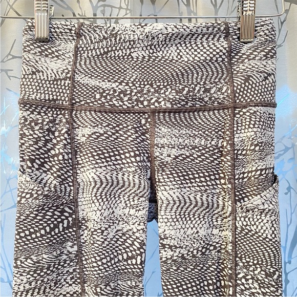 Lululemon fast & free white grey print high waisted side pockets leggings - Picture 3 of 8